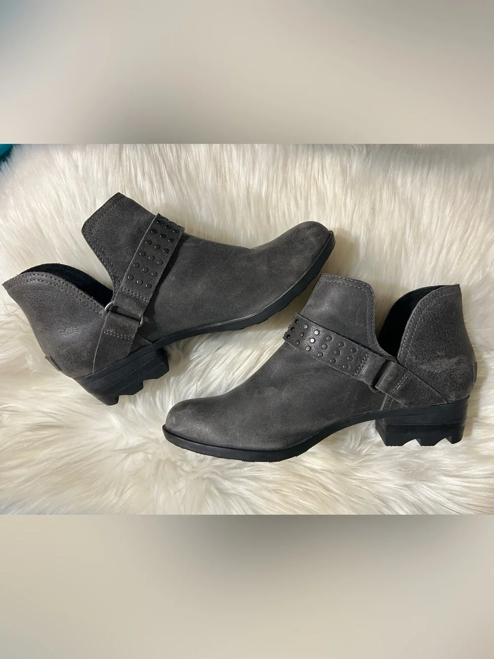 Sorel Lolla II Strap Stud Distressed Boots Size 9